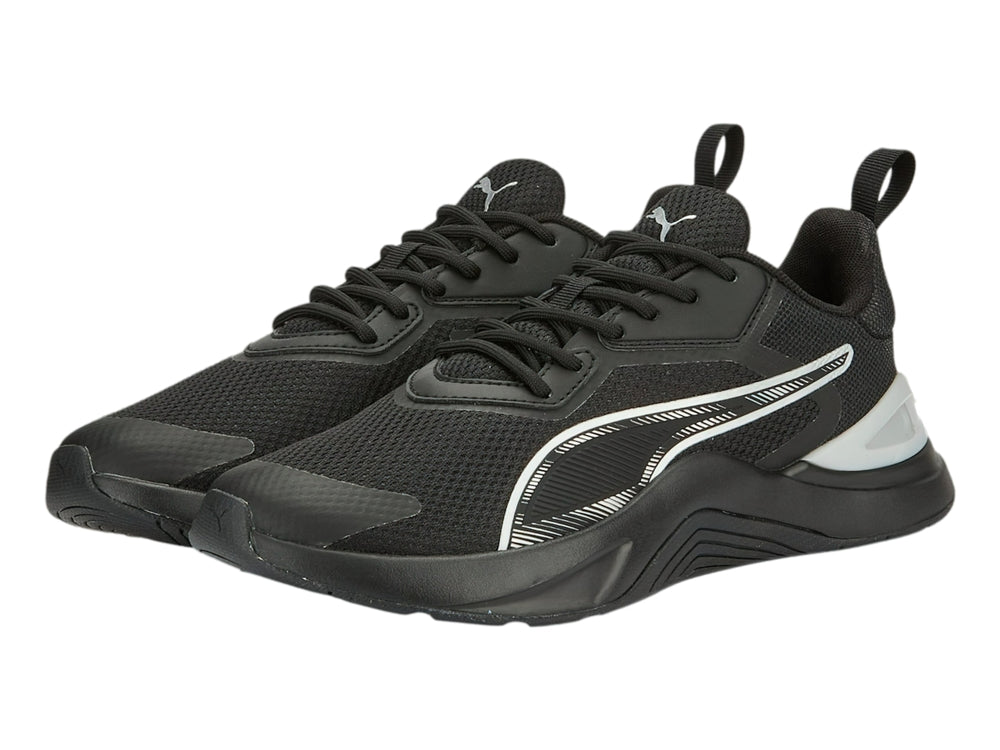 Tenis deportivos PUMA en color negro con detalles en plata y logotipo blanco lateral.