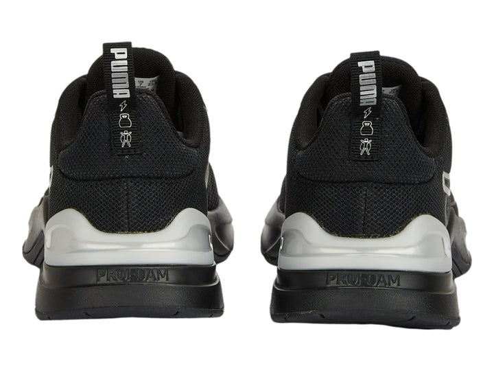 Tenis deportivos PUMA en color negro con detalles en plata y logotipo blanco lateral.