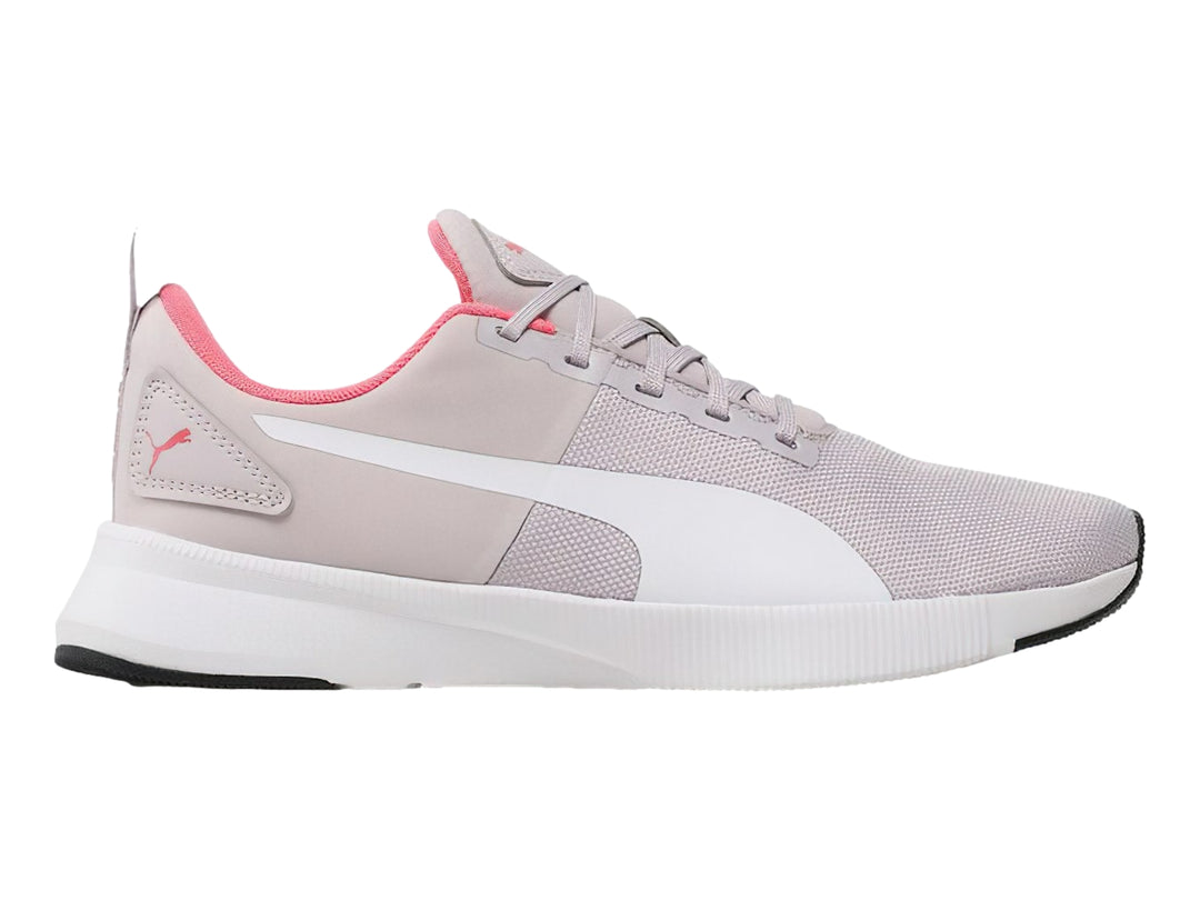 Tenis PUMA Flyer Runner en color lila y blanco con detalles en rosa, vista lateral.