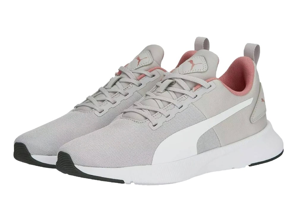 Tenis PUMA Flyer Runner en color lila y blanco con detalles en rosa, vista lateral.