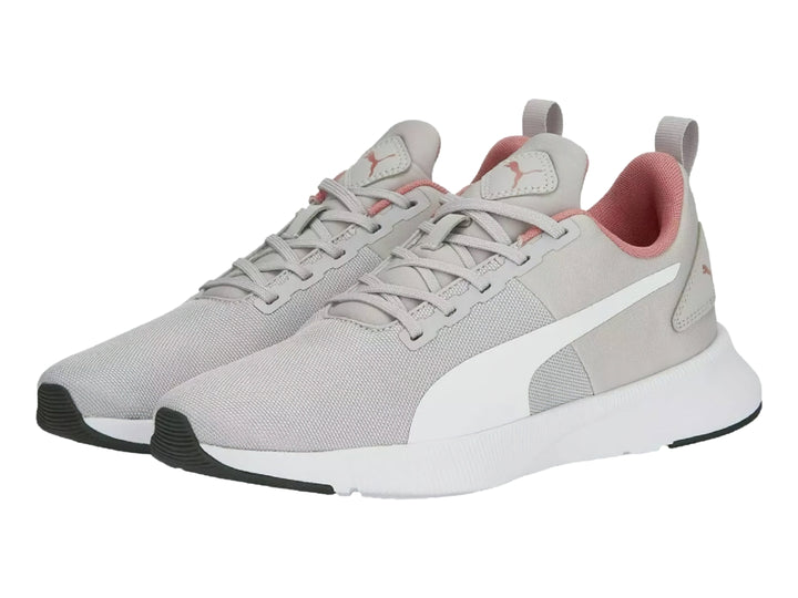 Tenis PUMA Flyer Runner en color lila y blanco con detalles en rosa, vista lateral.