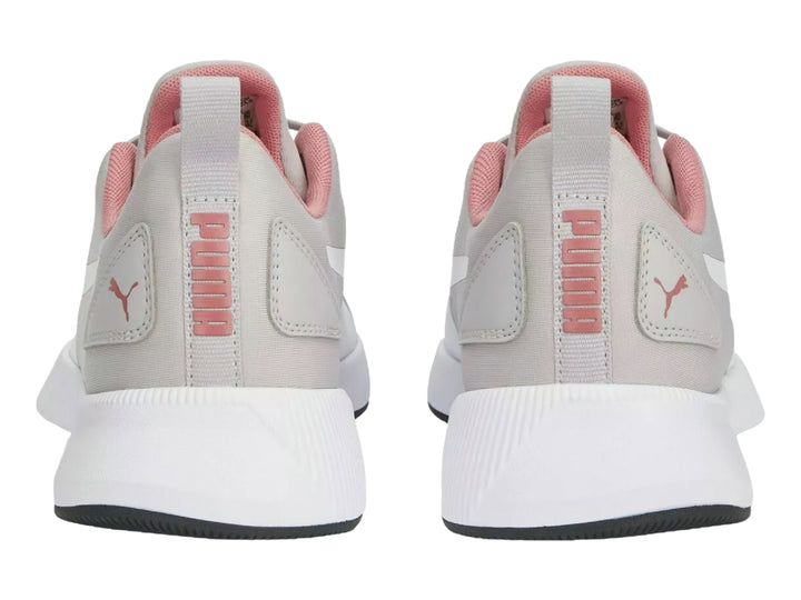 Tenis PUMA Flyer Runner en color lila y blanco con detalles en rosa, vista lateral.