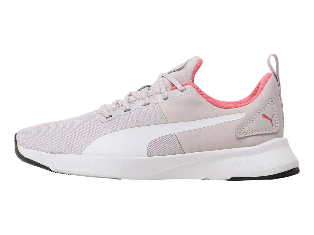 Tenis PUMA Flyer Runner en color lila y blanco con detalles en rosa, vista lateral.