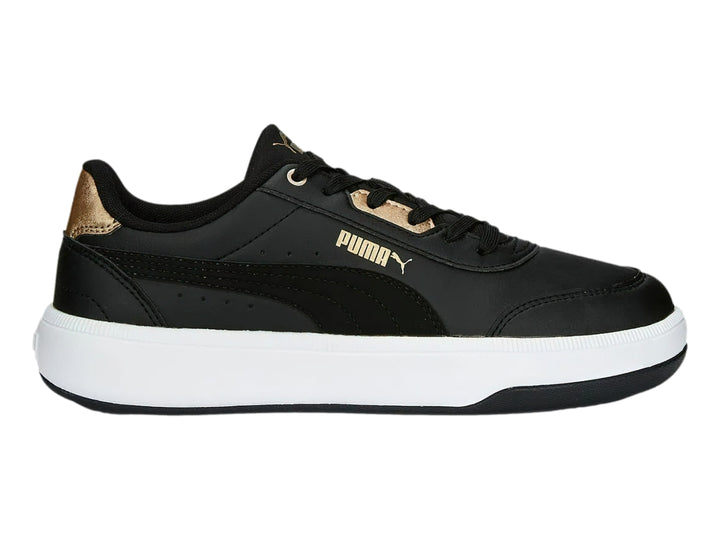 Tenis PUMA negros con suela blanca y detalles dorados en el talón y la lengüeta.