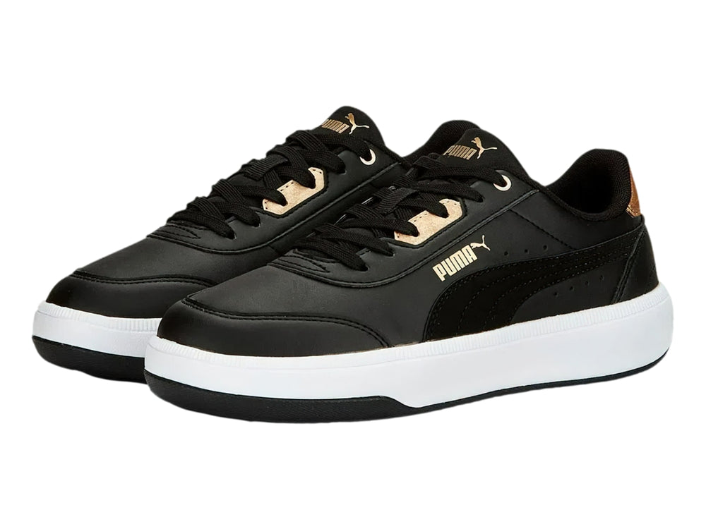 Tenis PUMA negros con suela blanca y detalles dorados en el talón y la lengüeta.