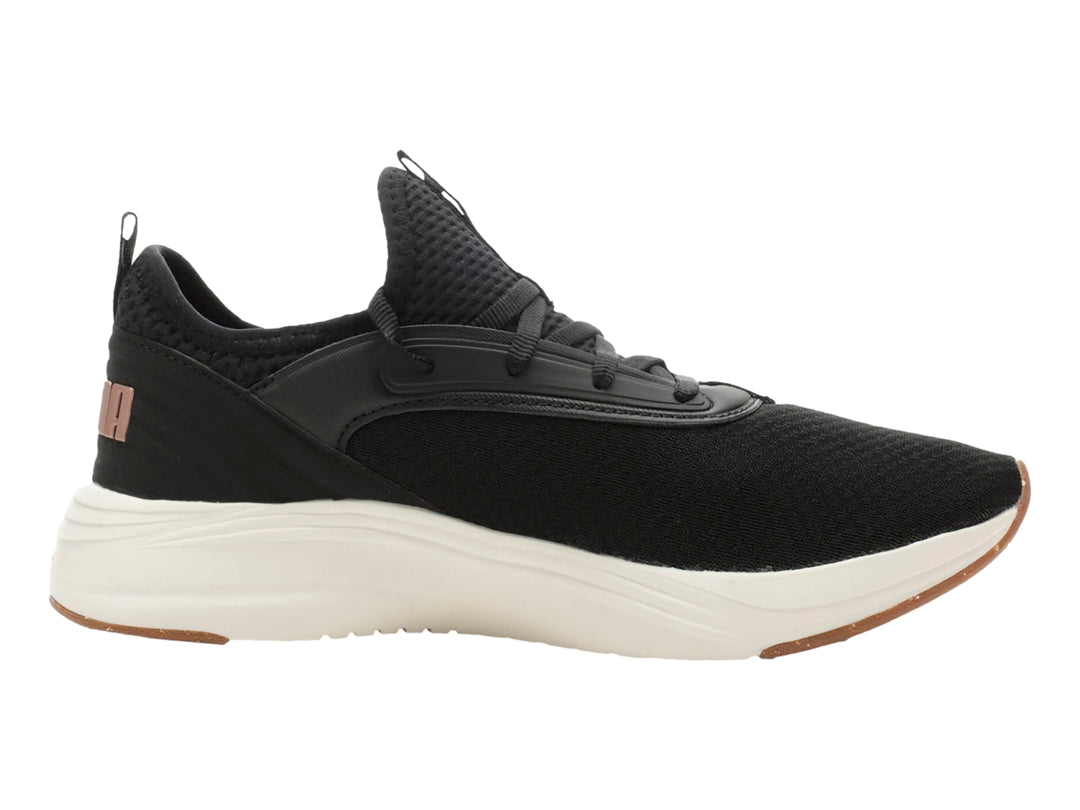 Tenis PUMA Softride Ruby Luxe en color negro con suela blanca y detalles en oro rosa para mujer.