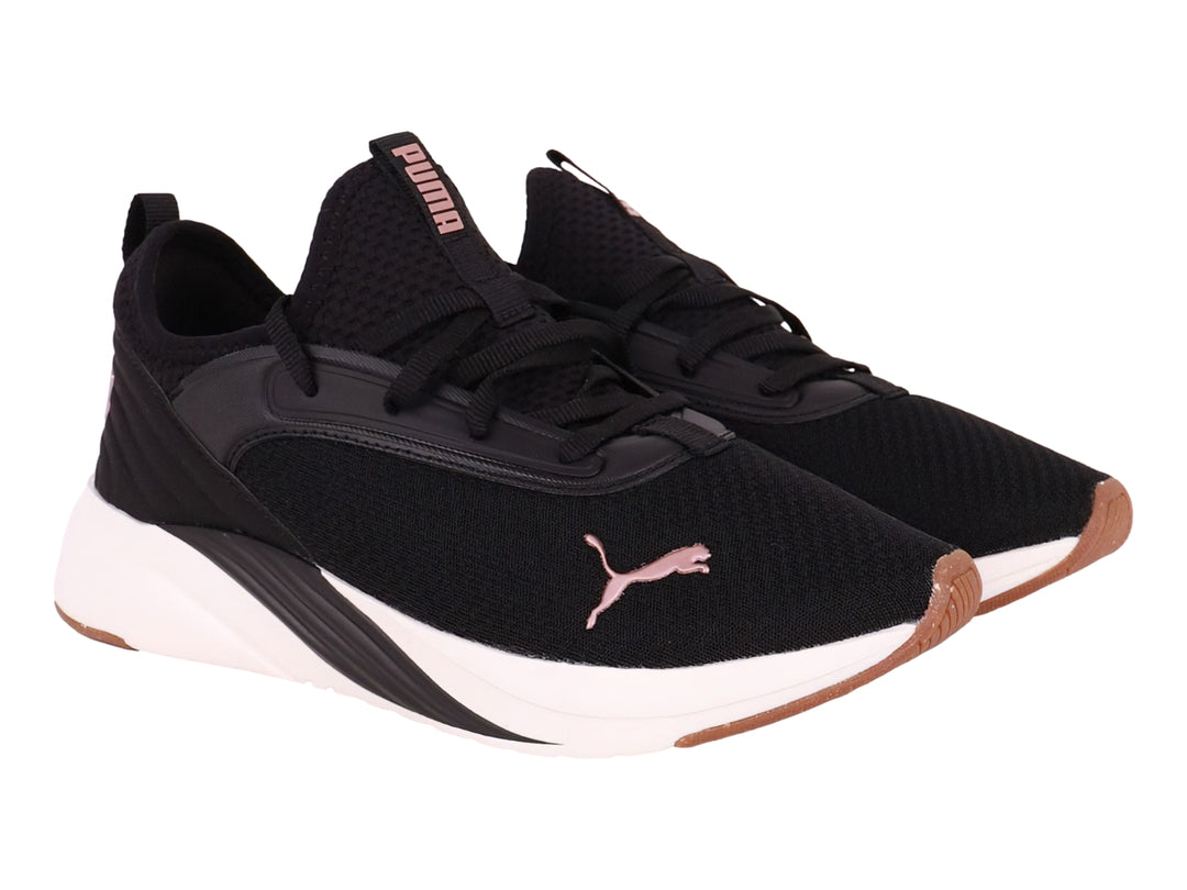 Tenis PUMA Softride Ruby Luxe en color negro con suela blanca y detalles en oro rosa para mujer.