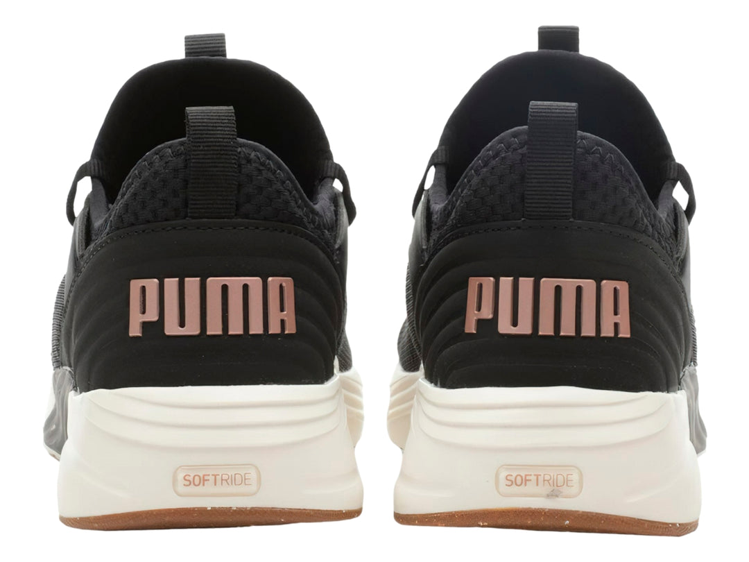 Tenis PUMA Softride Ruby Luxe en color negro con suela blanca y detalles en oro rosa para mujer.