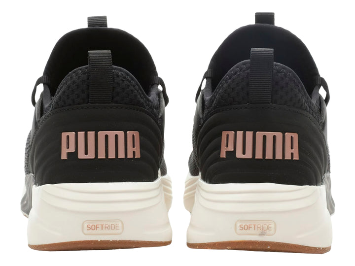 Tenis PUMA Softride Ruby Luxe en color negro con suela blanca y detalles en oro rosa para mujer.