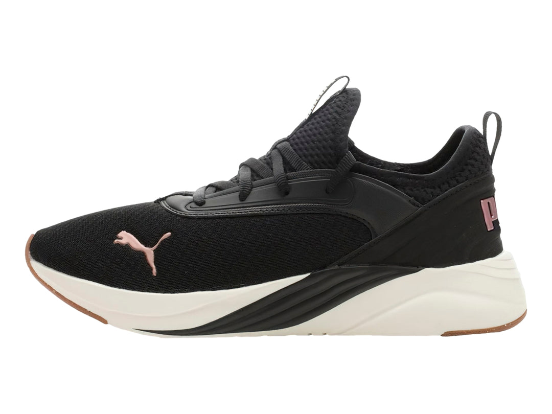 Tenis PUMA Softride Ruby Luxe en color negro con suela blanca y detalles en oro rosa para mujer.