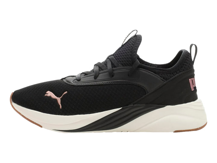 Tenis PUMA Softride Ruby Luxe en color negro con suela blanca y detalles en oro rosa para mujer.