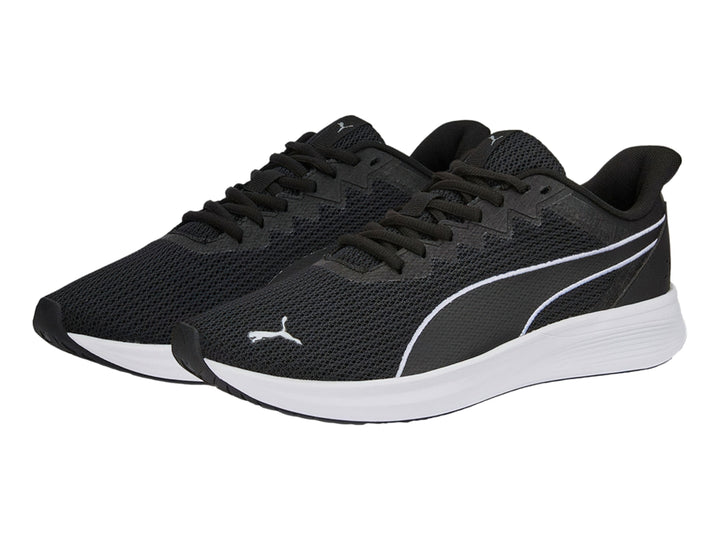 Tenis PUMA Transport Modern color negro con suela blanca y tejido de malla.