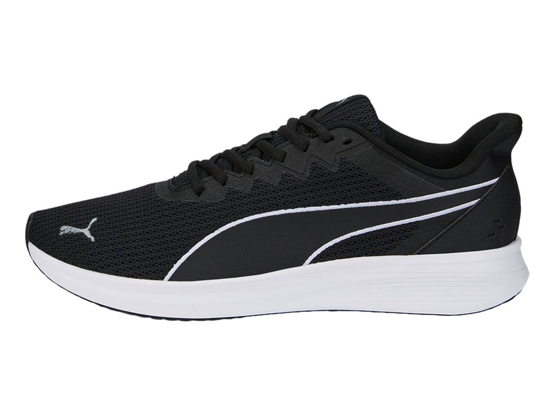 Tenis PUMA Transport Modern color negro con suela blanca y tejido de malla.