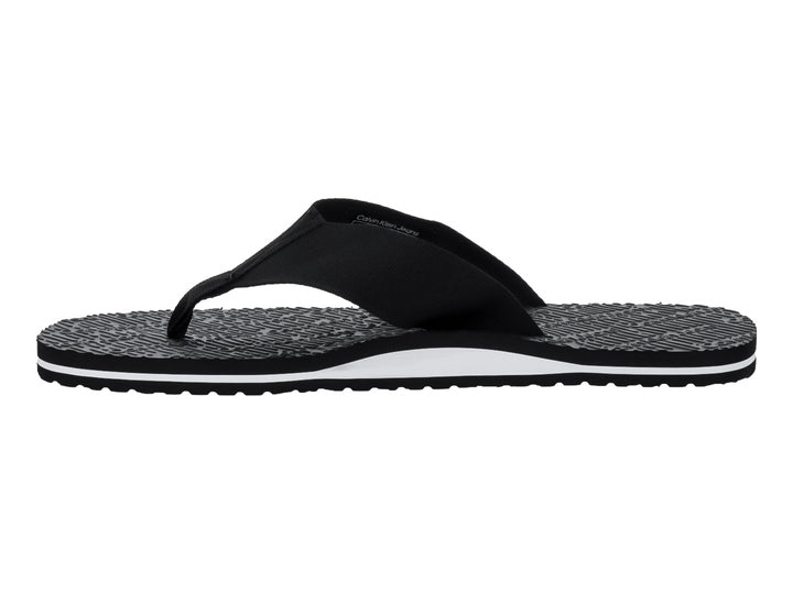 Sandalias flip-flop negras de Calvin Klein con correa de tela y suela texturizada con detalle blanco.