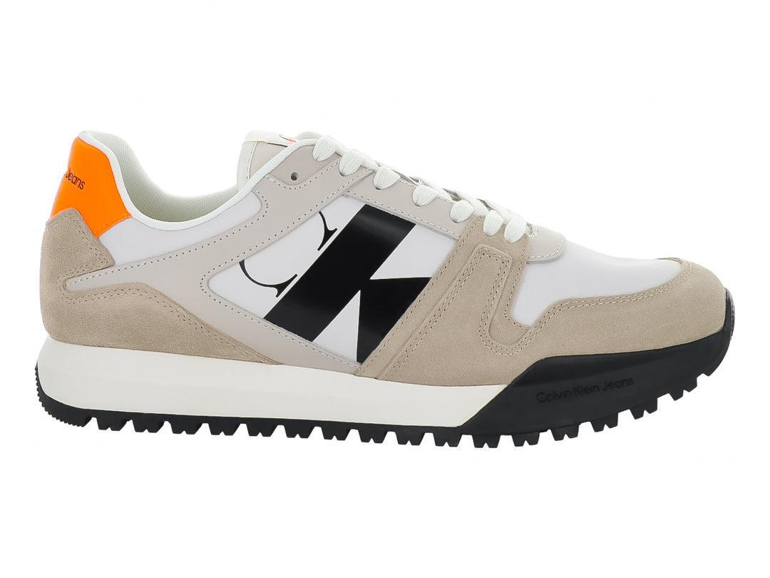 Tenis Calvin Klein multicolores en blanco, beige y negro con detalles naranjas y suela dentada negra.