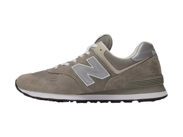 Tenis New Balance modelo 574 en color gris con detalles en blanco y suela negra.