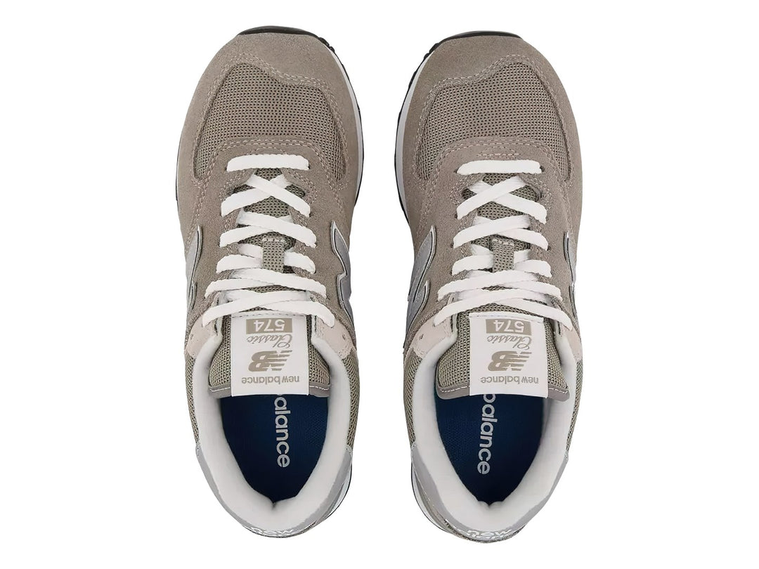 Tenis New Balance modelo 574 en color gris con detalles en blanco y suela blanca.