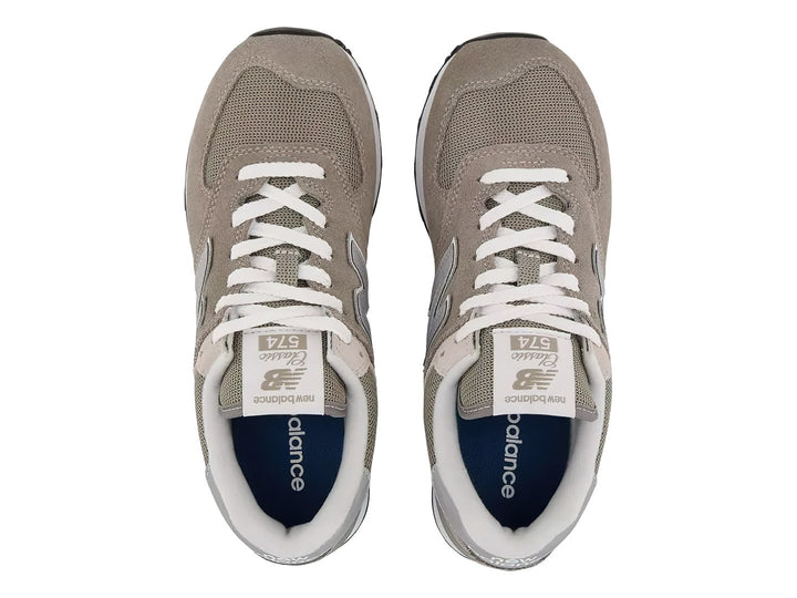 Tenis New Balance modelo 574 en color gris con detalles en blanco y suela blanca.
