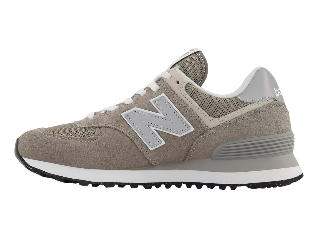 Tenis New Balance modelo 574 en color gris con detalles en blanco y suela blanca.