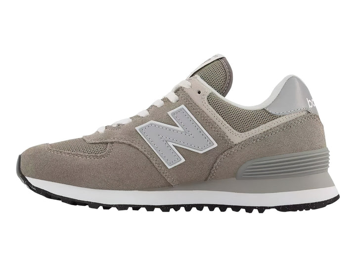 Tenis New Balance modelo 574 en color gris con detalles en blanco y suela blanca.