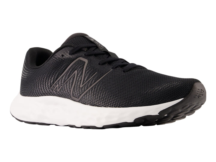 Tenis deportivos New Balance en color negro con suela blanca y tejido de malla.
