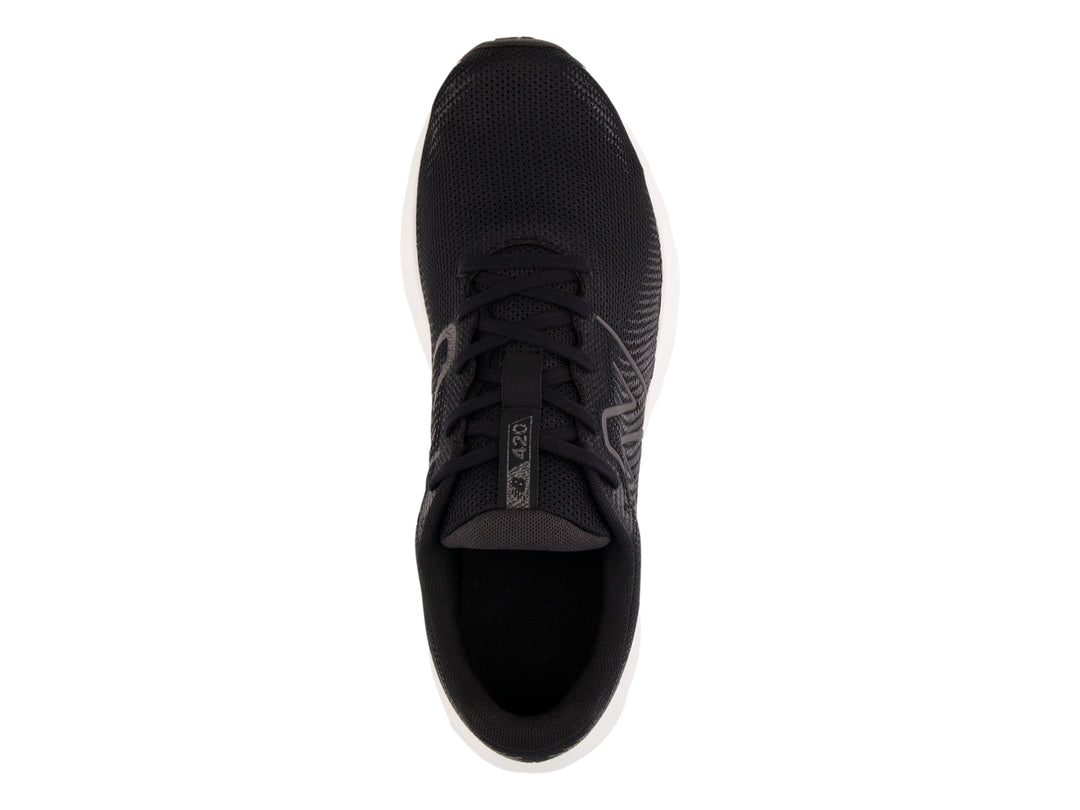 Tenis deportivos New Balance en color negro con suela blanca y tejido de malla.