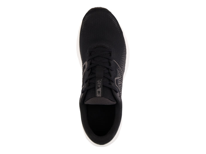 Tenis deportivos New Balance en color negro con suela blanca y tejido de malla.
