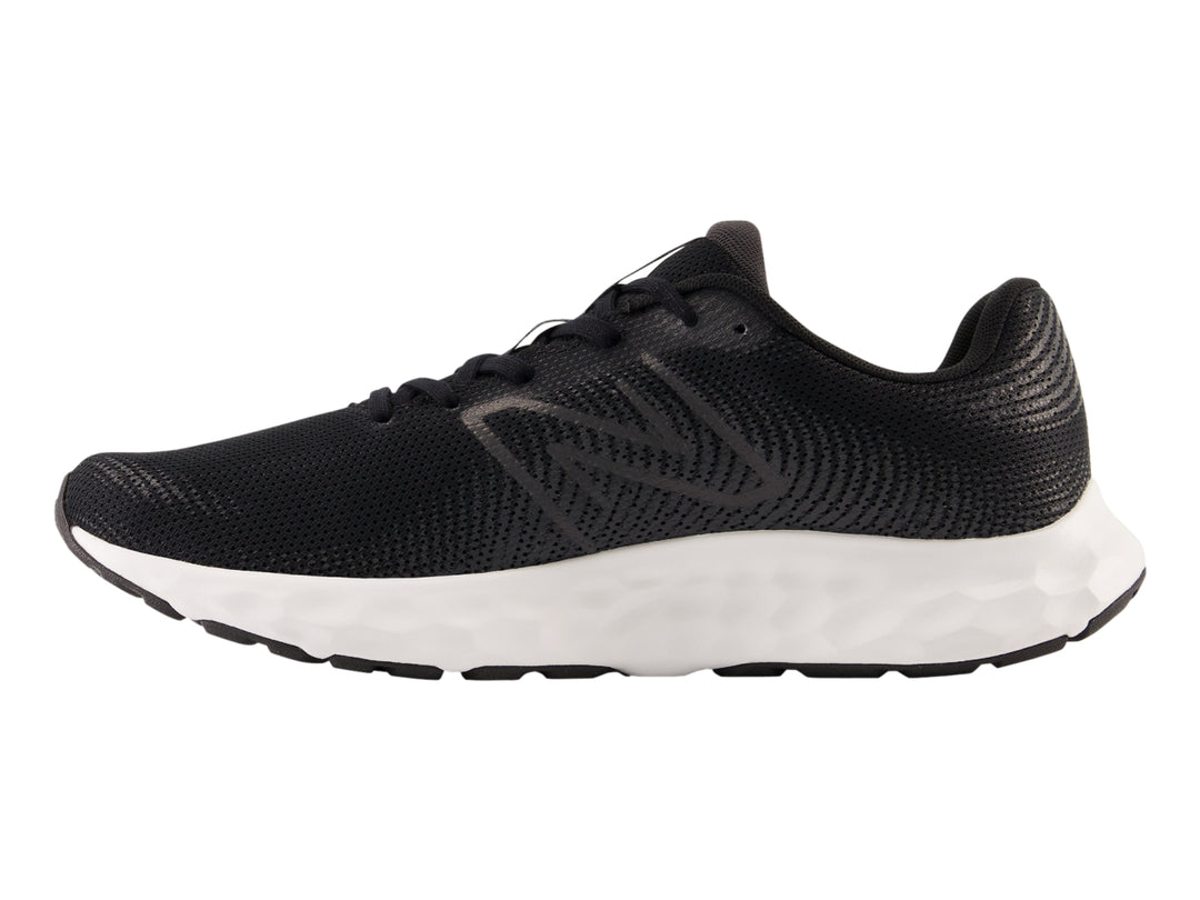 Tenis deportivos New Balance en color negro con suela blanca y tejido de malla.