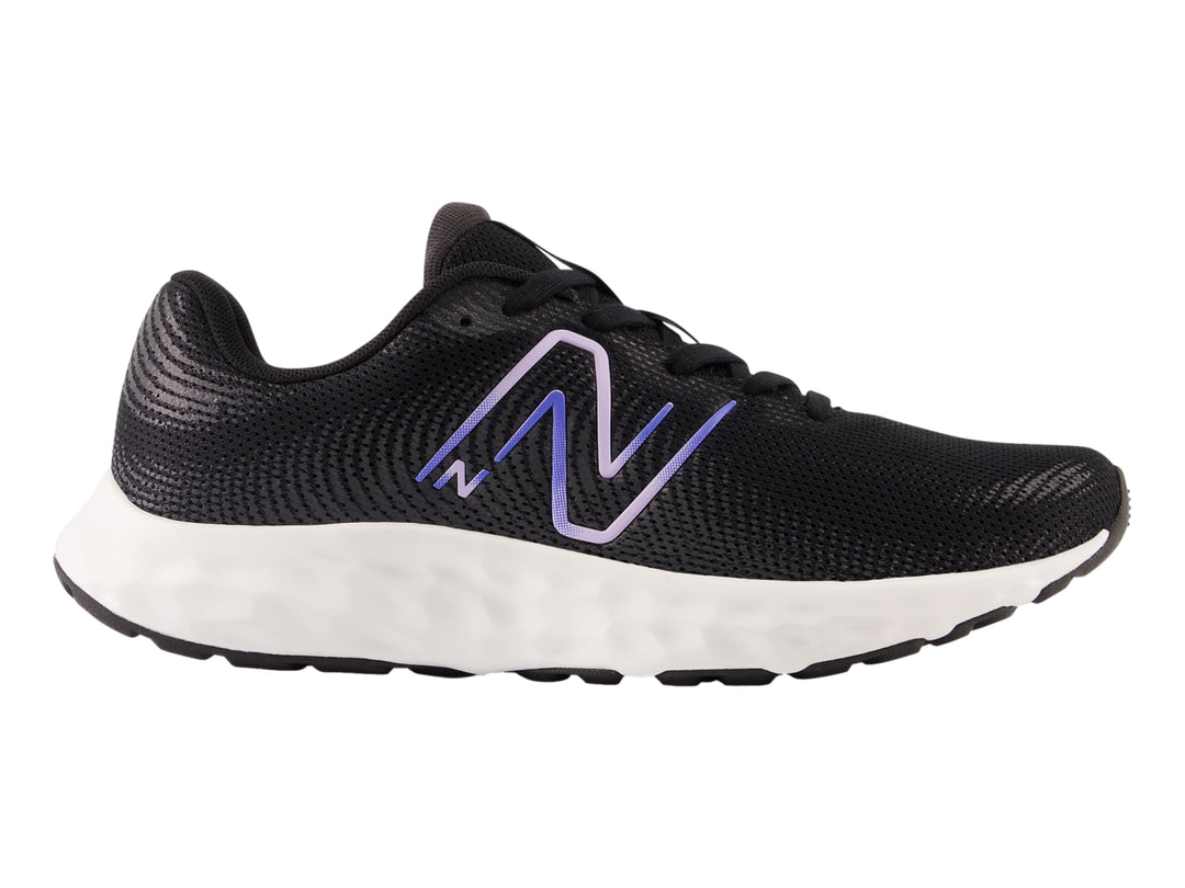 Tenis deportivos New Balance color negro con suela blanca y logotipo en tono morado.