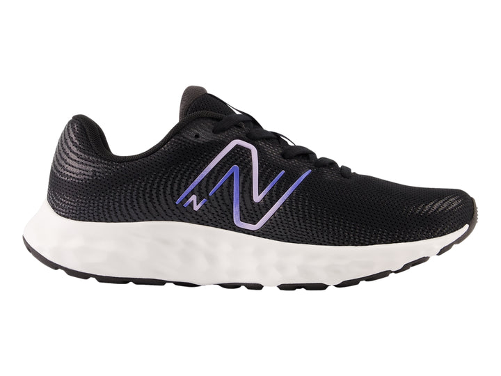 Tenis deportivos New Balance color negro con suela blanca y logotipo en tono morado.