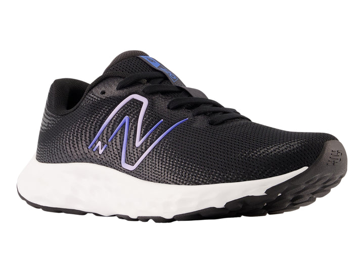 Tenis deportivos New Balance color negro con suela blanca y logotipo en tono morado.