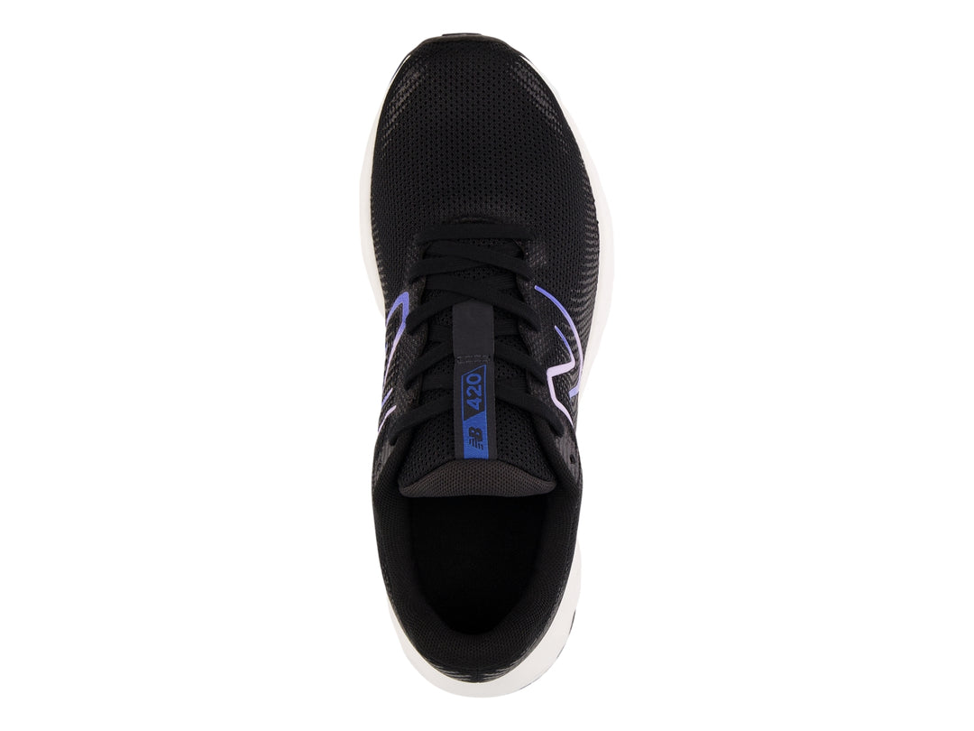 Tenis deportivos New Balance color negro con suela blanca y logotipo en tono morado.