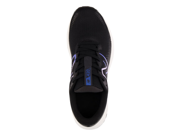 Tenis deportivos New Balance color negro con suela blanca y logotipo en tono morado.