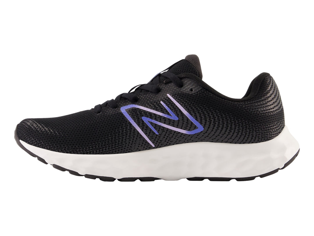 Tenis deportivos New Balance color negro con suela blanca y logotipo en tono morado.