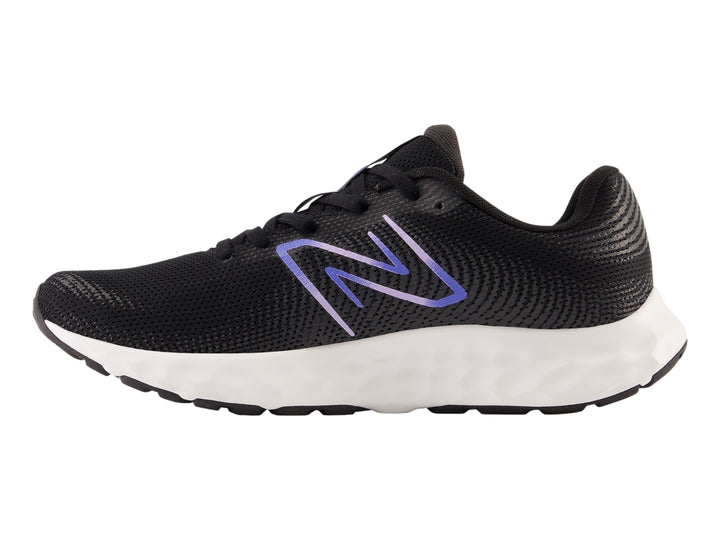 Tenis deportivos New Balance color negro con suela blanca y logotipo en tono morado.