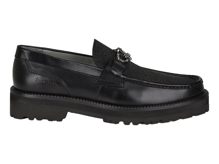 Zapato mocasín negro de cuero con detalle de mantarraya y suela gruesa