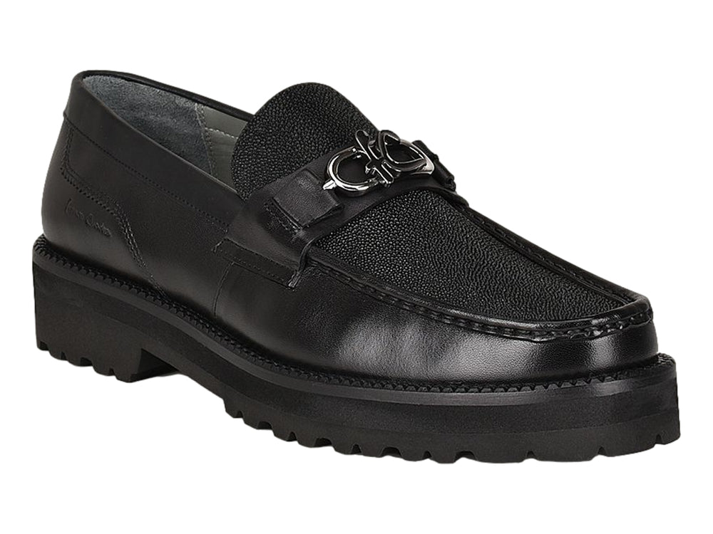 Zapato mocasín negro de cuero con detalle de mantarraya y suela gruesa