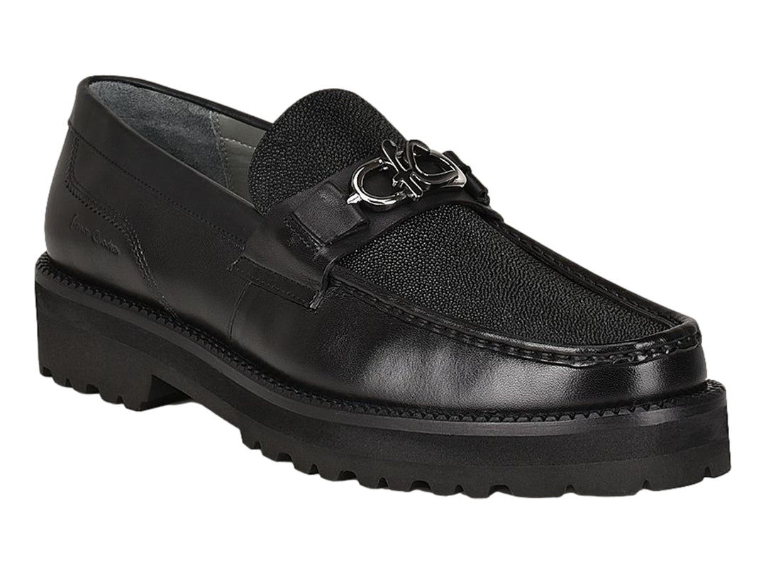 Zapato mocasín negro de cuero con detalle de mantarraya y suela gruesa