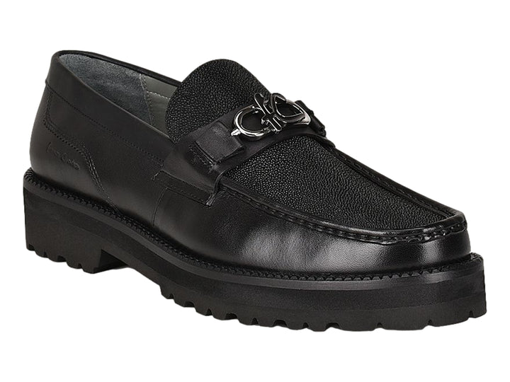 Zapato mocasín negro de cuero con detalle de mantarraya y suela gruesa