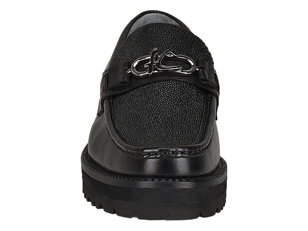 Zapato mocasín negro de cuero con detalle de mantarraya y suela gruesa