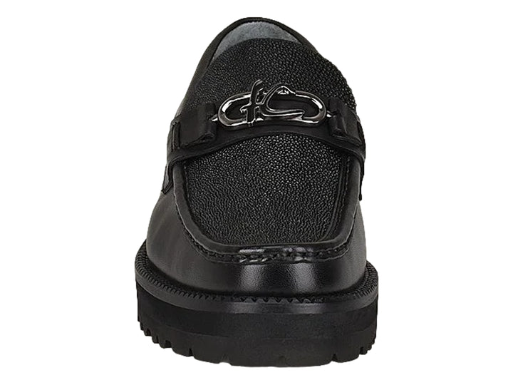 Zapato mocasín negro de cuero con detalle de mantarraya y suela gruesa
