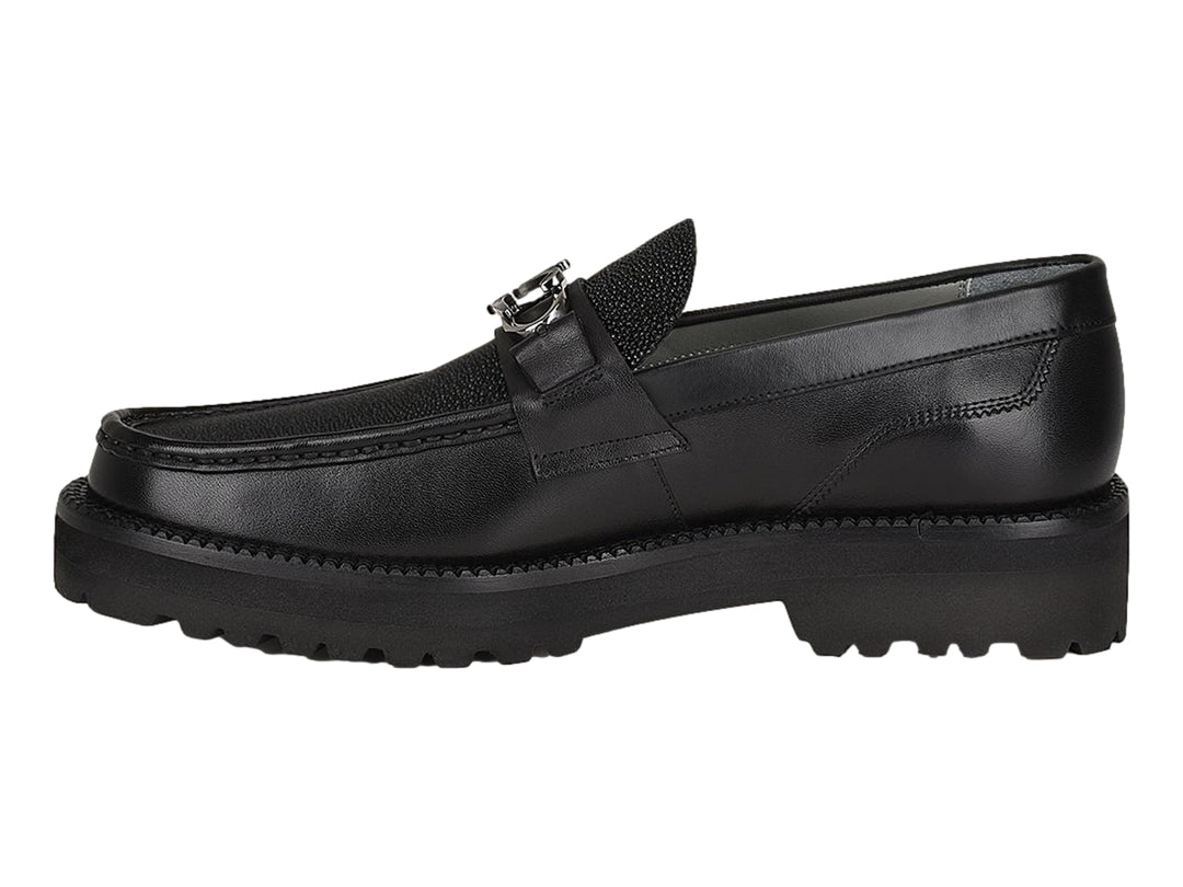 Zapato mocasín negro de cuero con detalle de mantarraya y suela gruesa