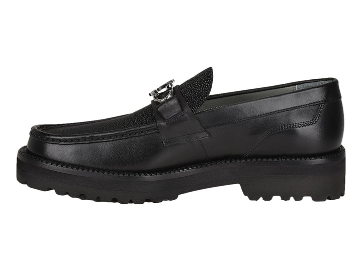 Zapato mocasín negro de cuero con detalle de mantarraya y suela gruesa