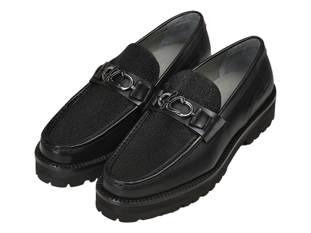 Zapato mocasín negro de cuero con detalle de mantarraya y suela gruesa