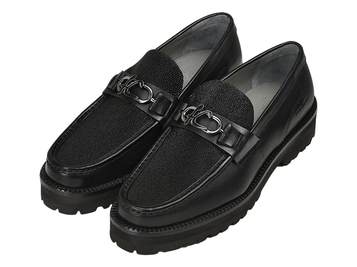Zapato mocasín negro de cuero con detalle de mantarraya y suela gruesa
