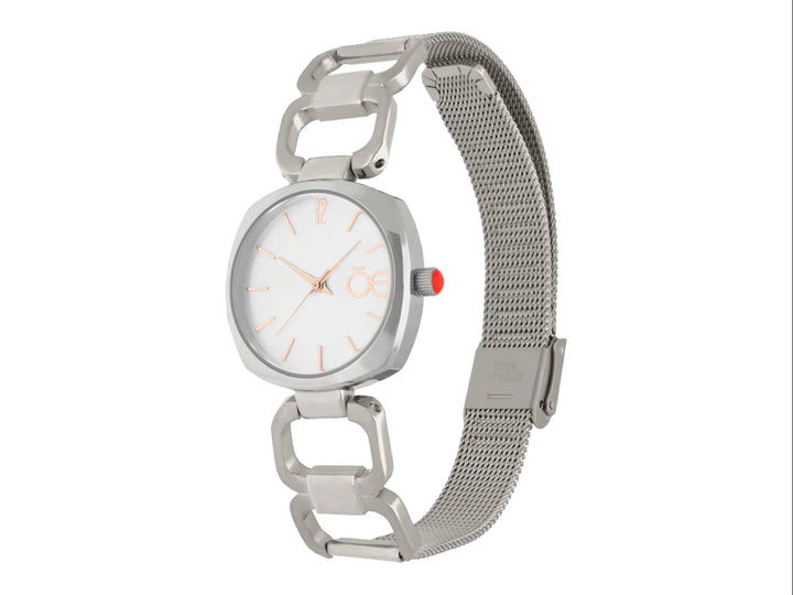 Reloj análogo Cloe para mujer en color plata con correa de malla metálica y esfera blanca.