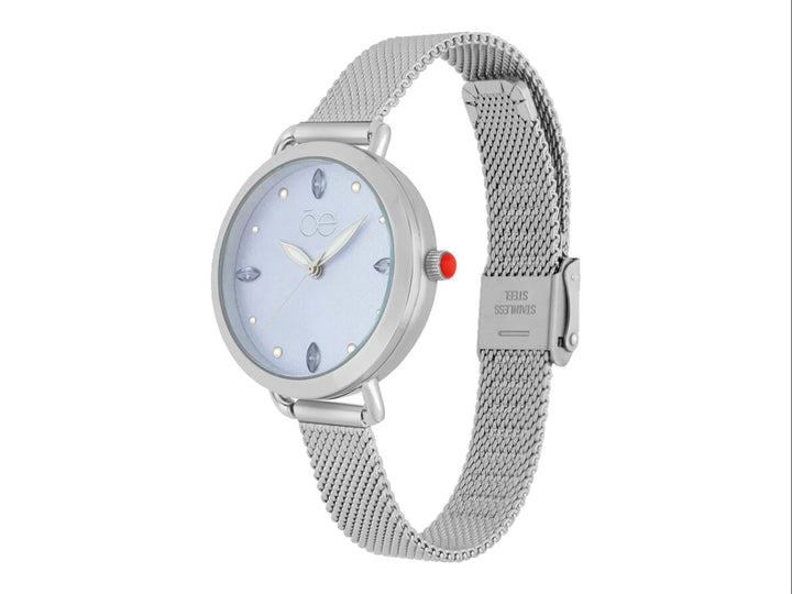 Reloj Cloe para mujer en color plata con correa de malla metálica y esfera blanca con detalles brillantes.