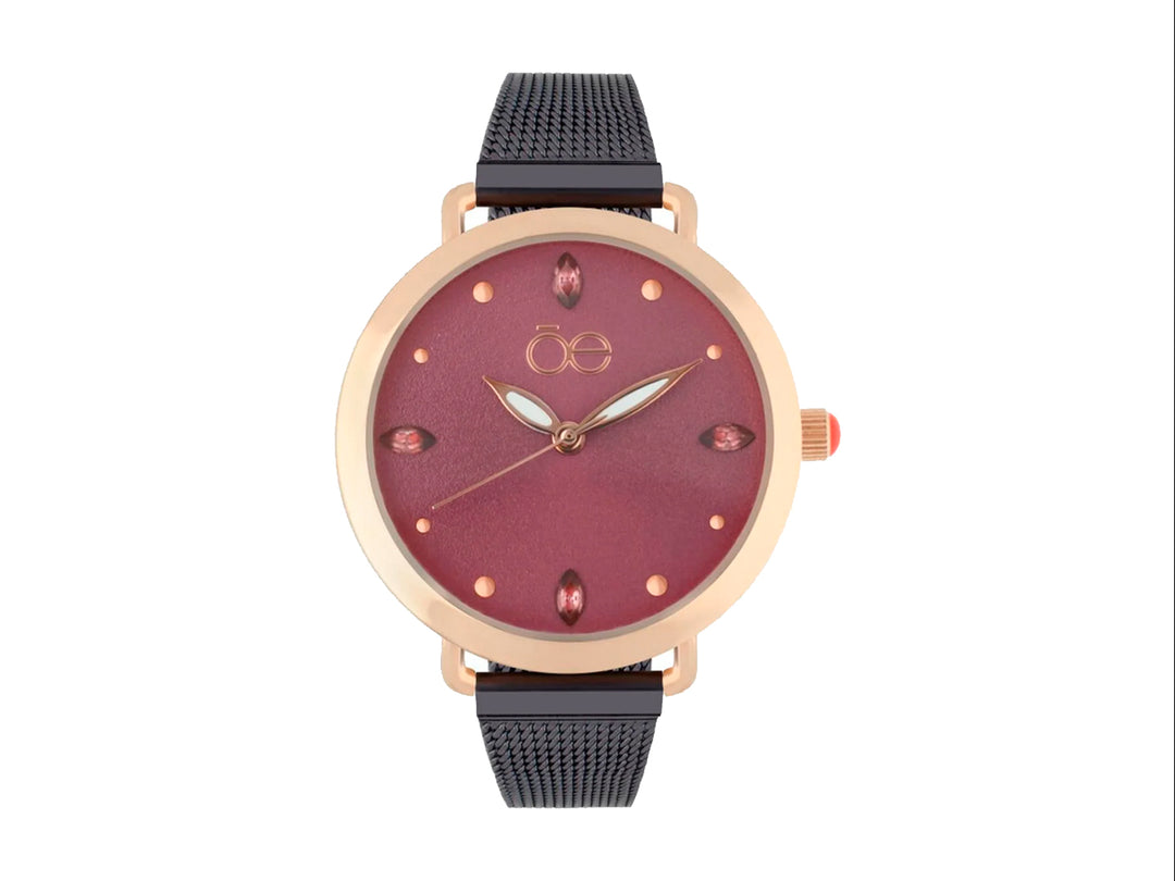 Reloj análogo Cloe para mujer con esfera morada, bisel dorado y correa de malla negra.