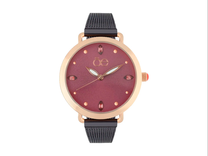 Reloj análogo Cloe para mujer con esfera morada, bisel dorado y correa de malla negra.
