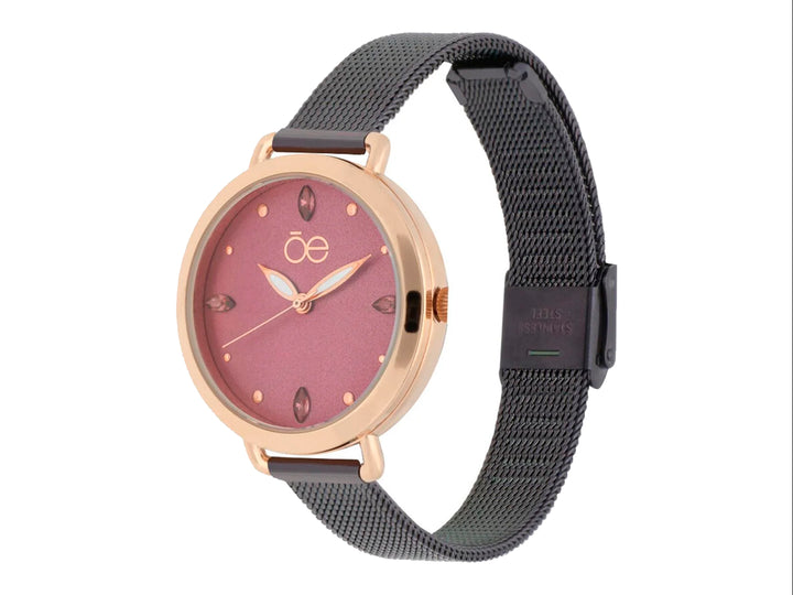 Reloj análogo Cloe para mujer con esfera morada, bisel dorado y correa de malla negra.